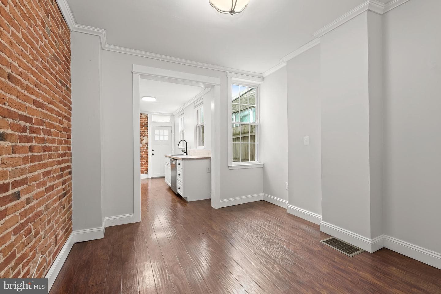 105 E Ostend Street photo 9