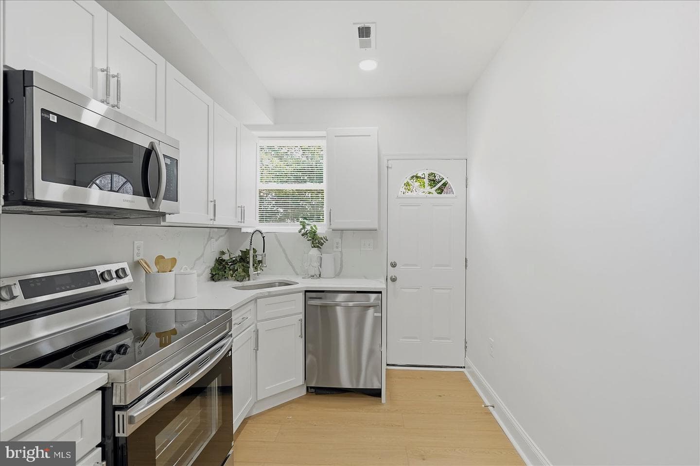 1527 E 29th Street photo 10