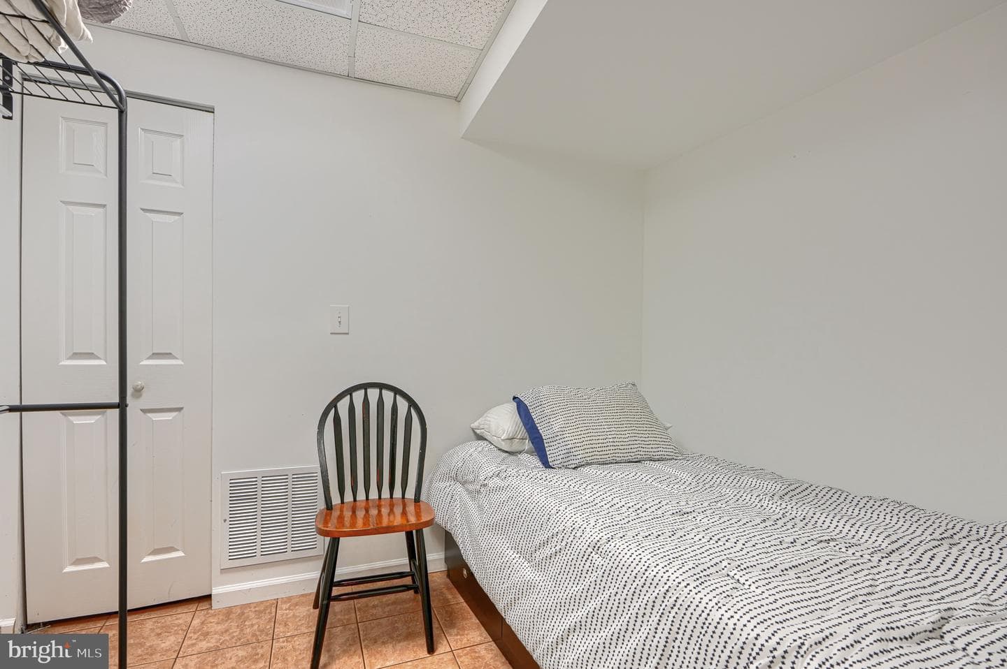 827 S Montford Avenue photo 45