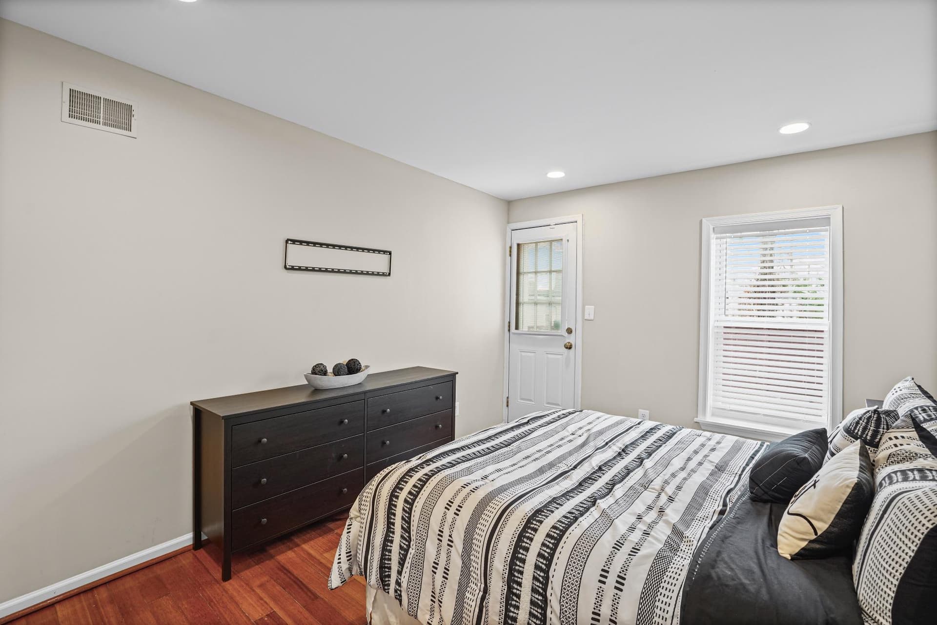 1411 W Ostend Street photo 24