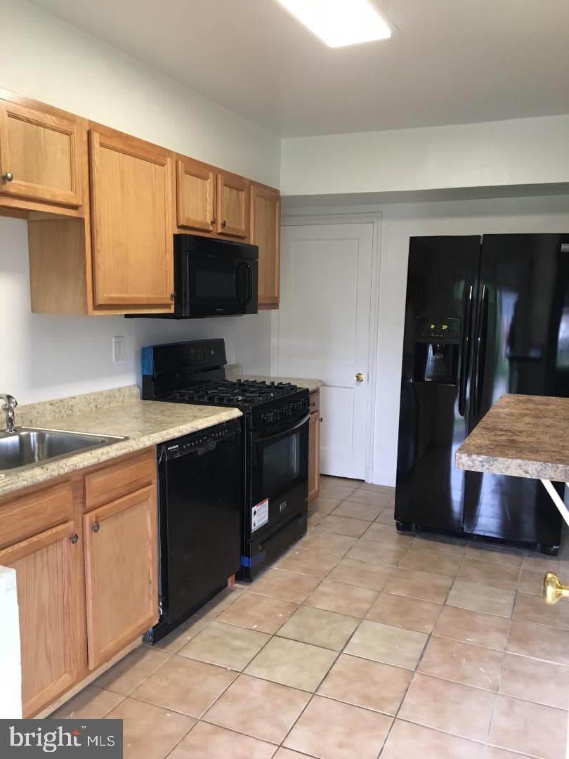 908 Evesham Avenue photo 3