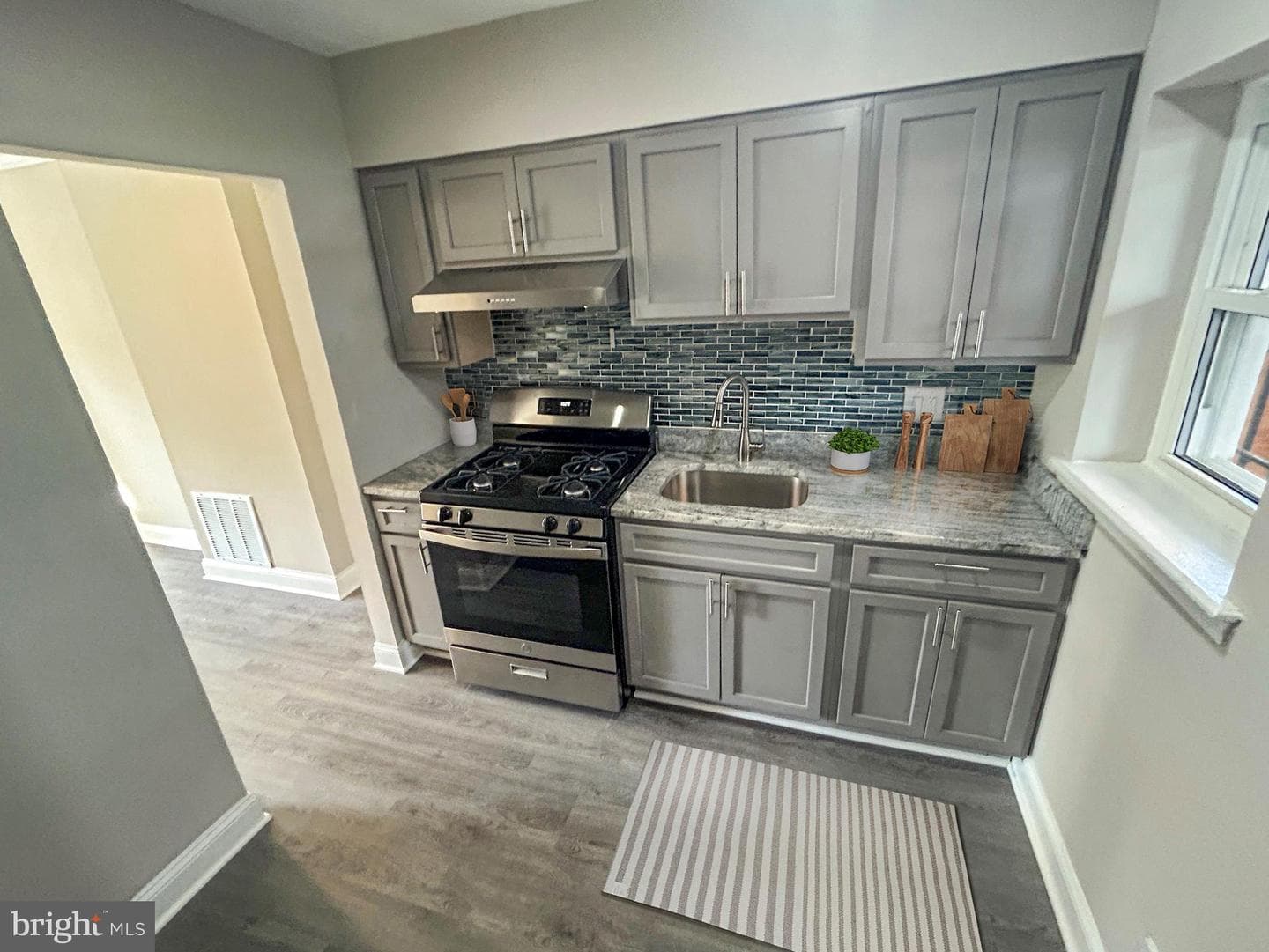 556 Gold Street photo 6