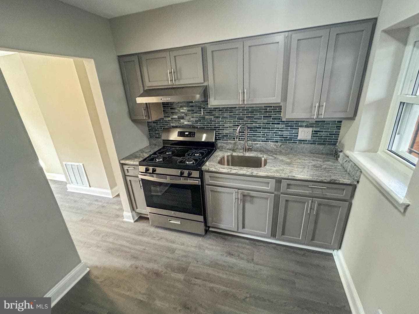 556 Gold Street photo 7