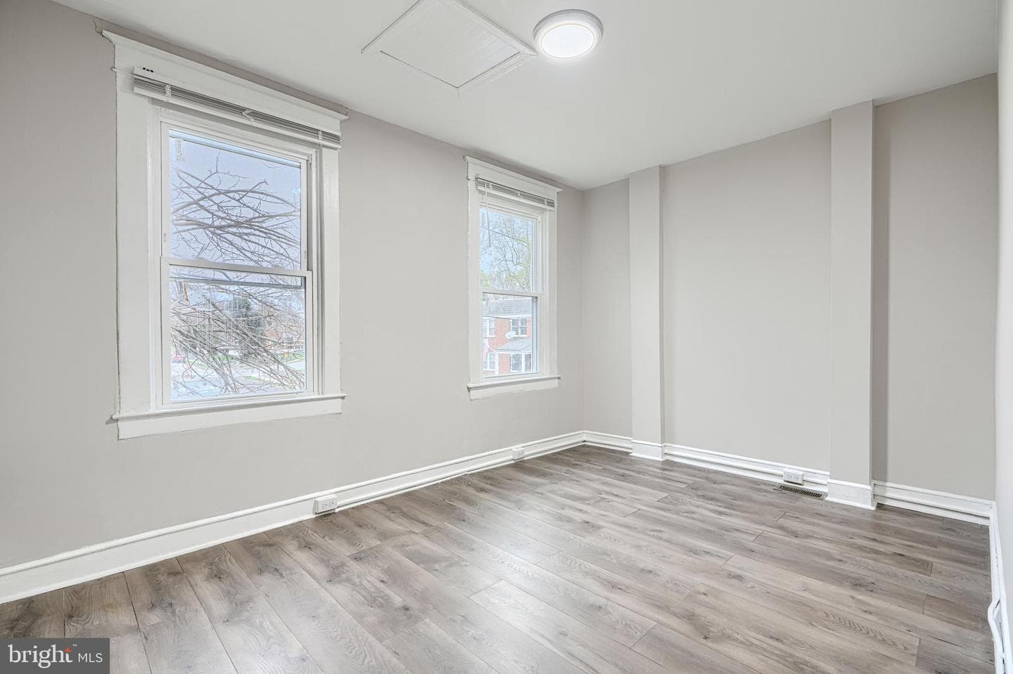 240 N Monastery Avenue photo 27
