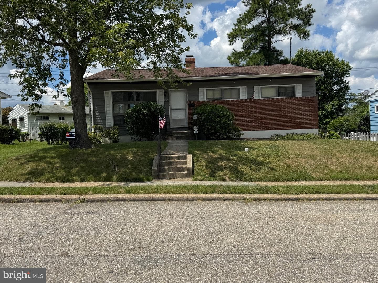 6302 Laurelton Avenue photo 1