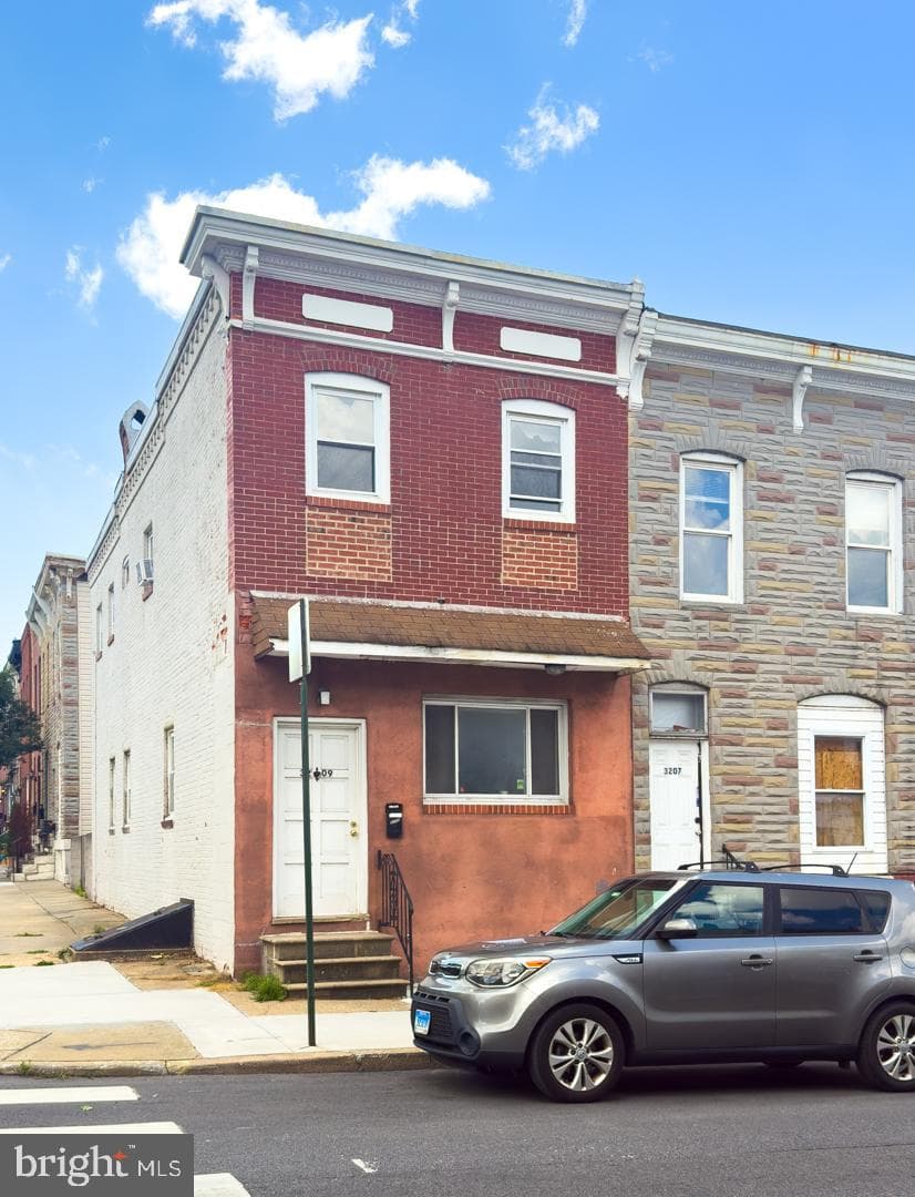 3209 E Lombard Street photo 1