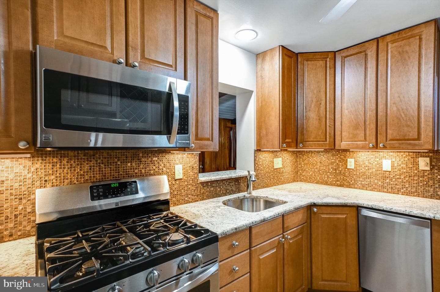 2460 Ellis photo 8