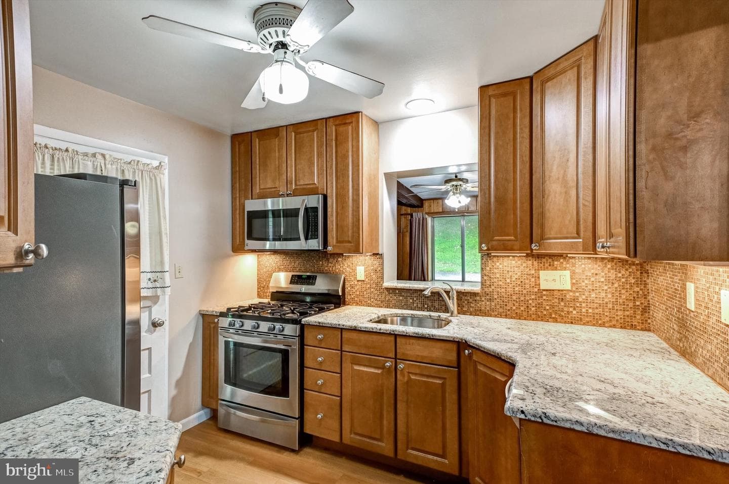 2460 Ellis photo 9