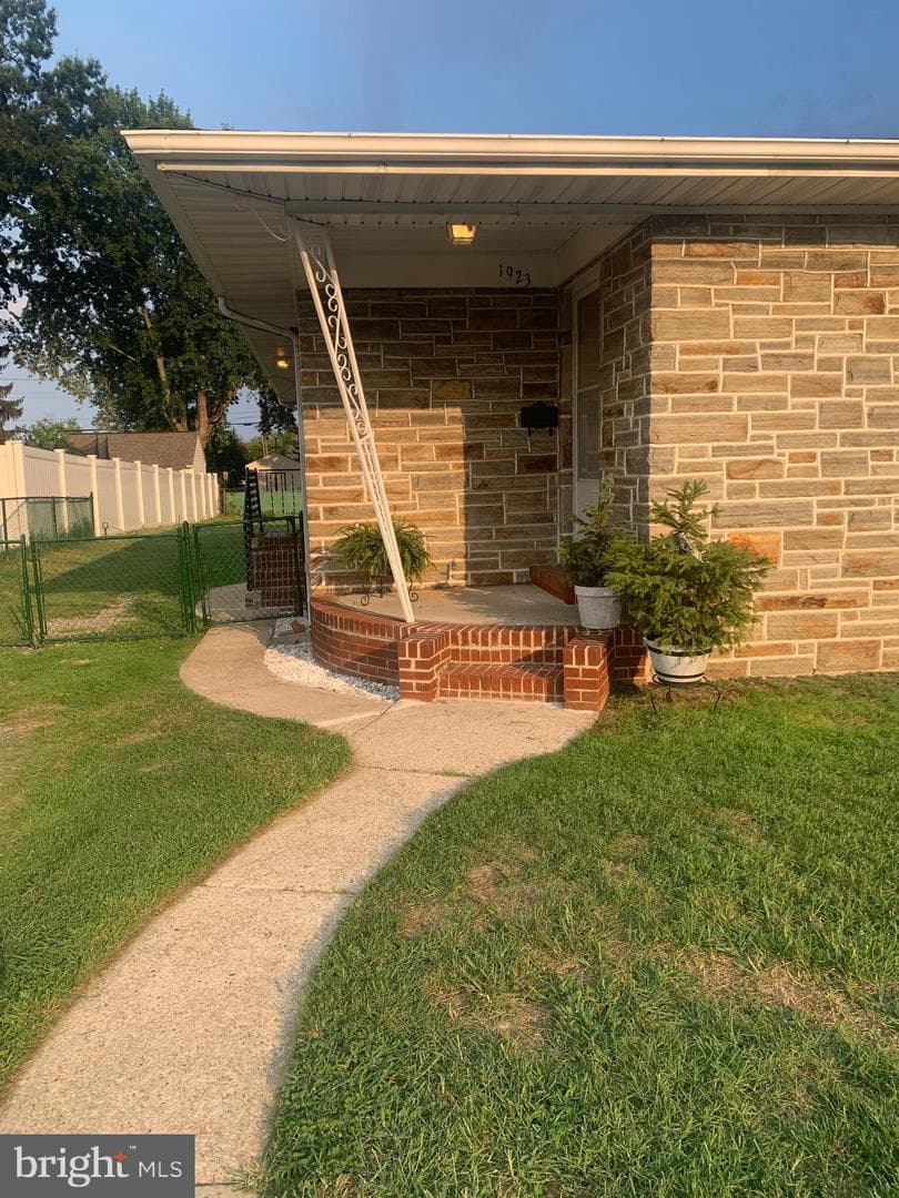 1923 Sunberry Road photo 6