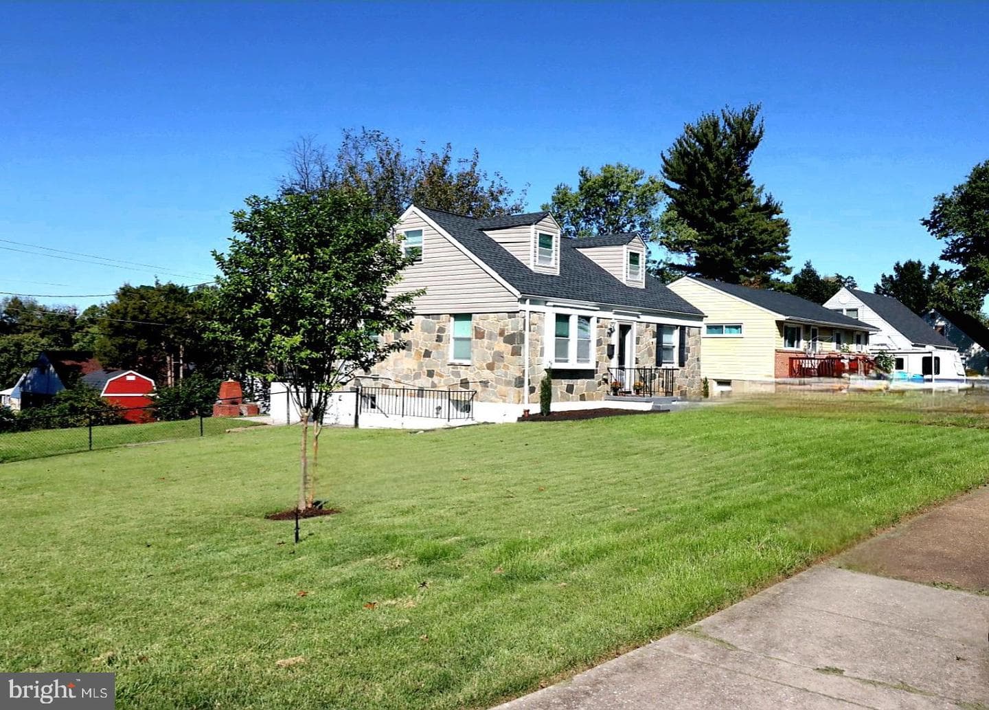 718 Cliffedge Road photo 3