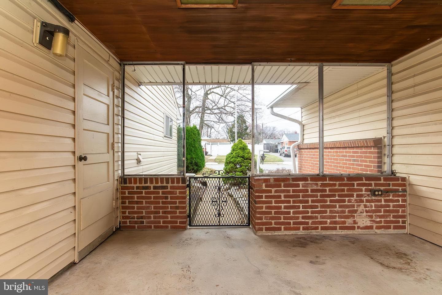 2424 Woodcroft Road photo 2