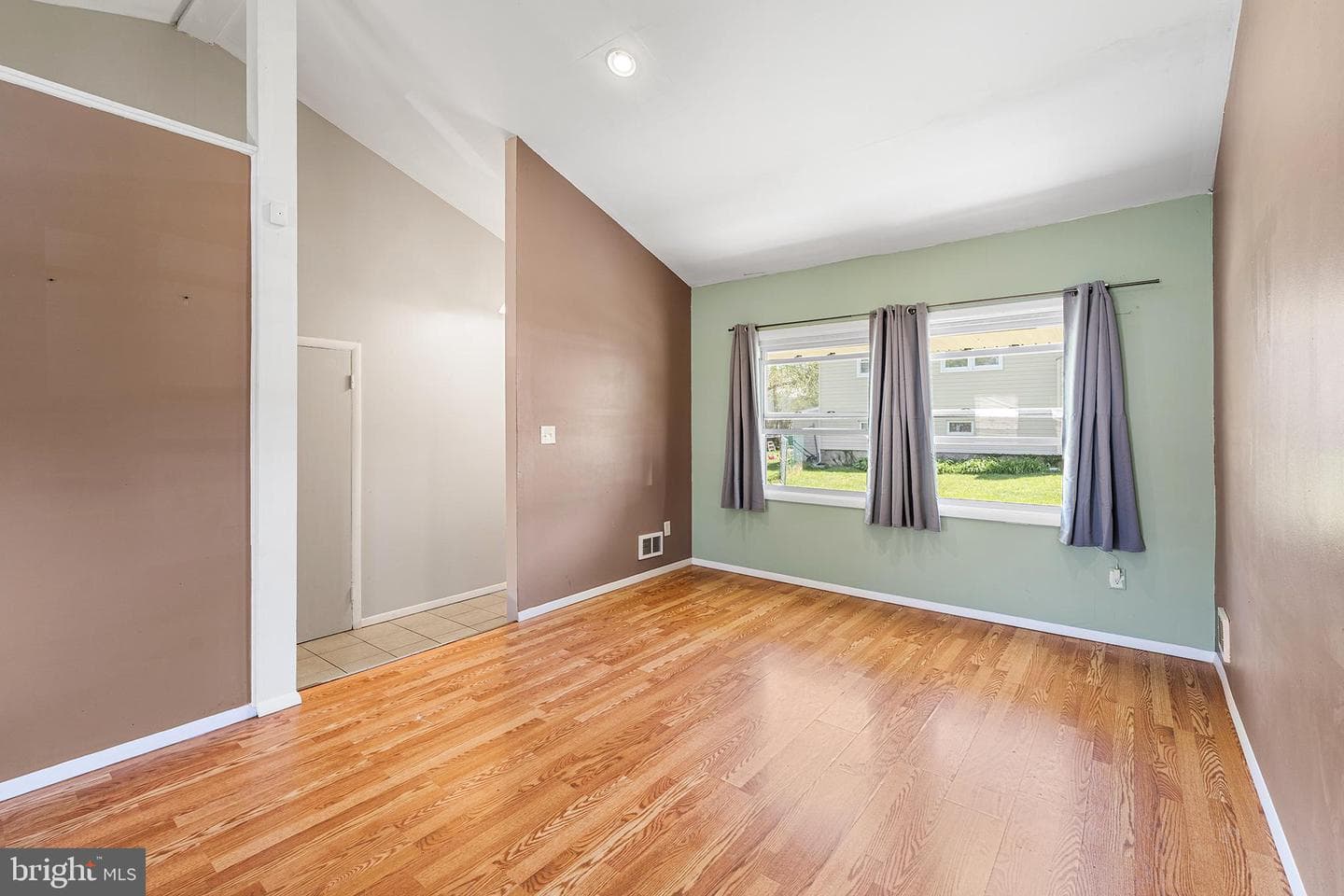 7006 Paris Road photo 6
