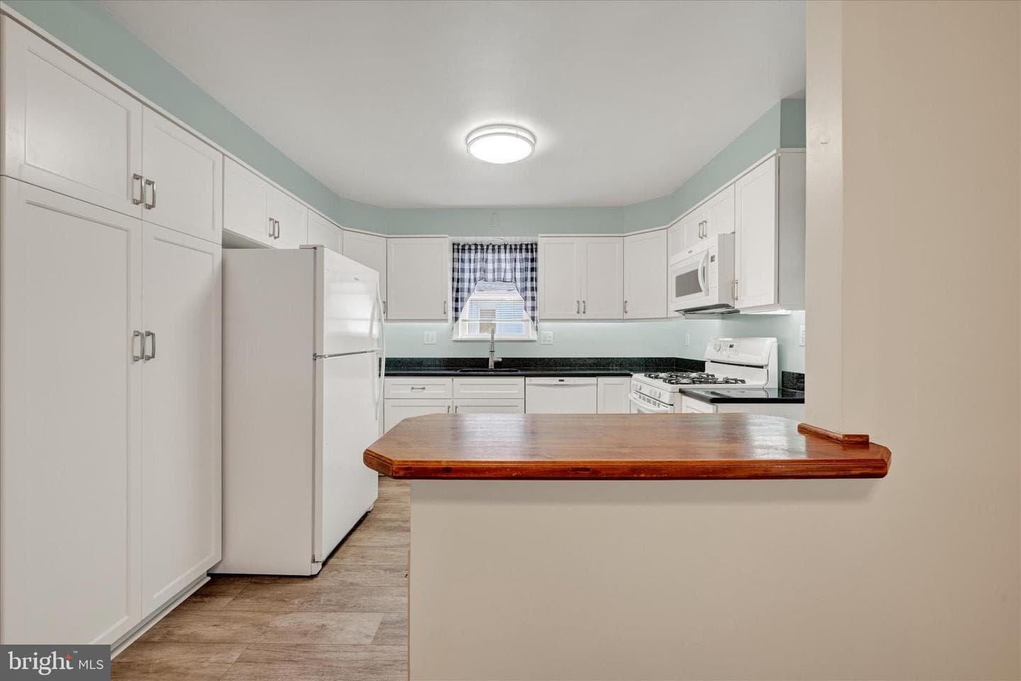 9106 Yvonne Avenue photo 11