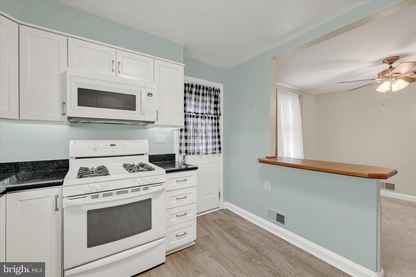9106 Yvonne Avenue photo 13
