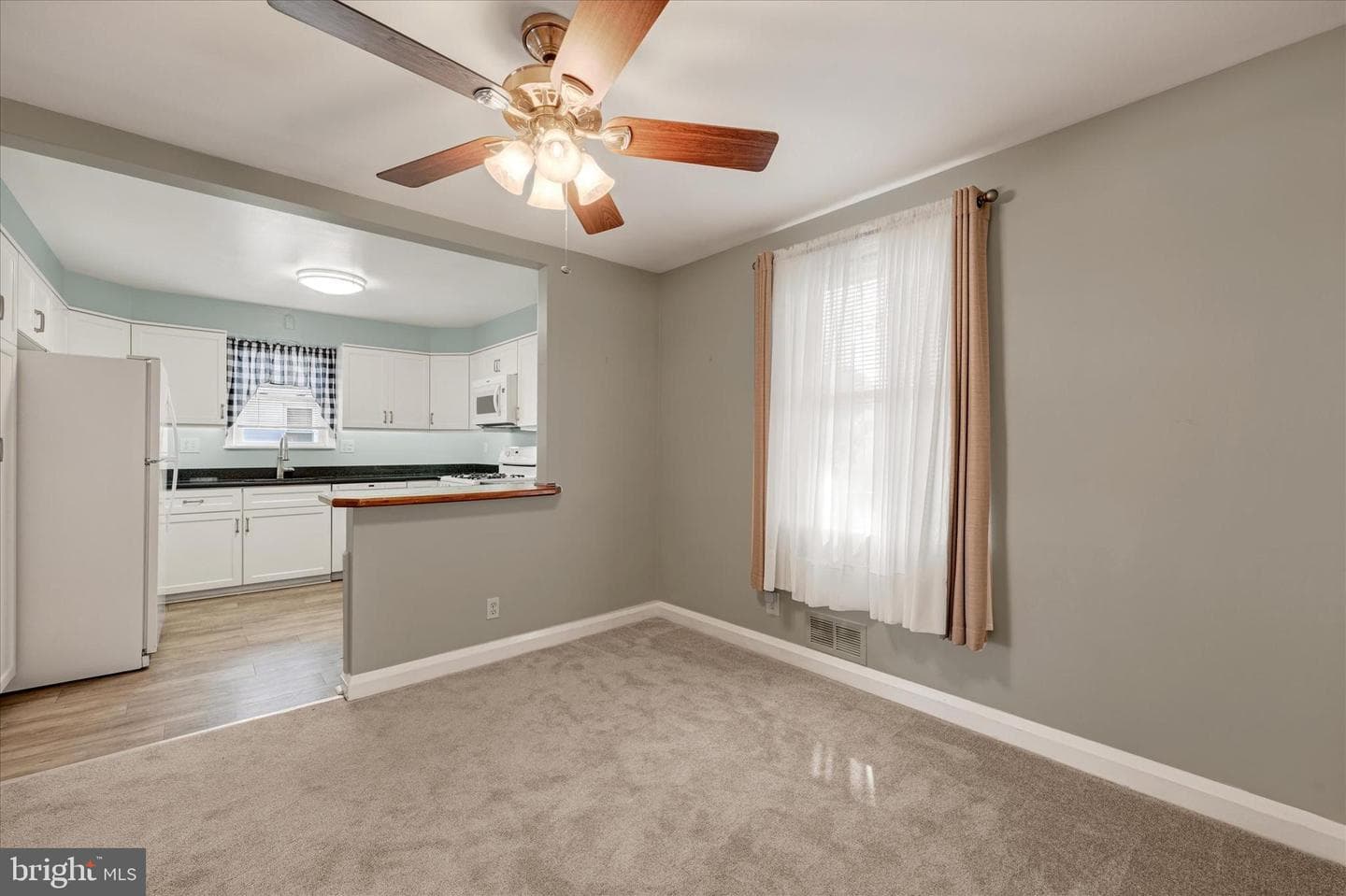 9106 Yvonne Avenue photo 9
