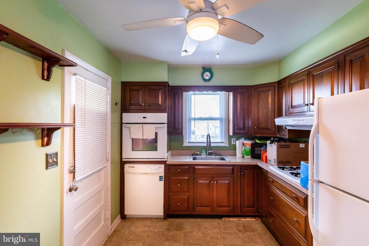2403 Harwood photo 16