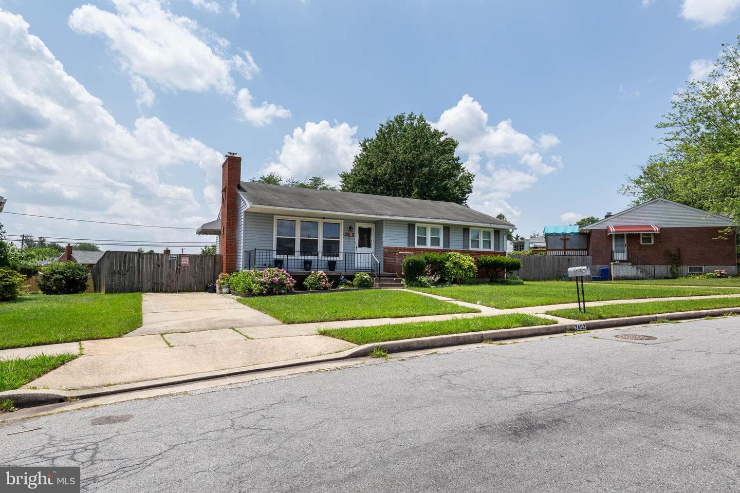 2403 Harwood photo 3