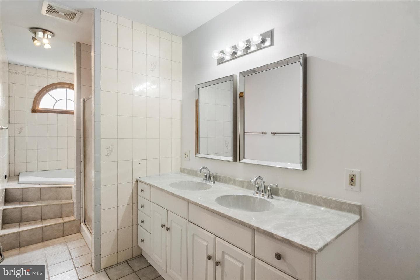 24 Henry Avenue photo 18