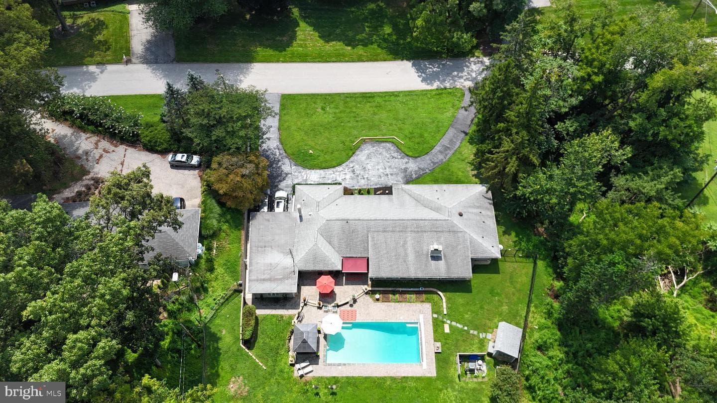 8207 Marcie Drive photo 2