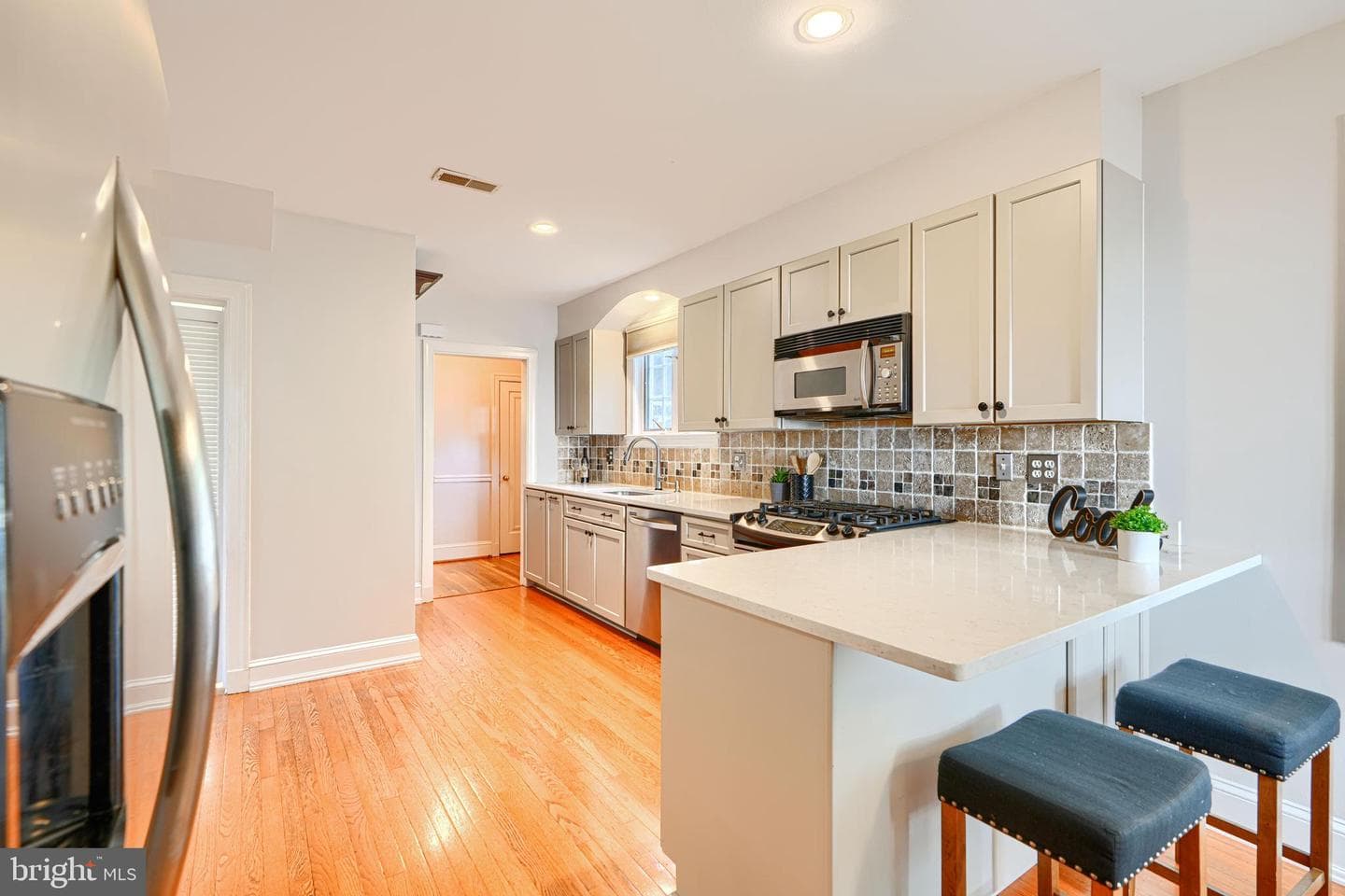905 Kingston Road photo 18