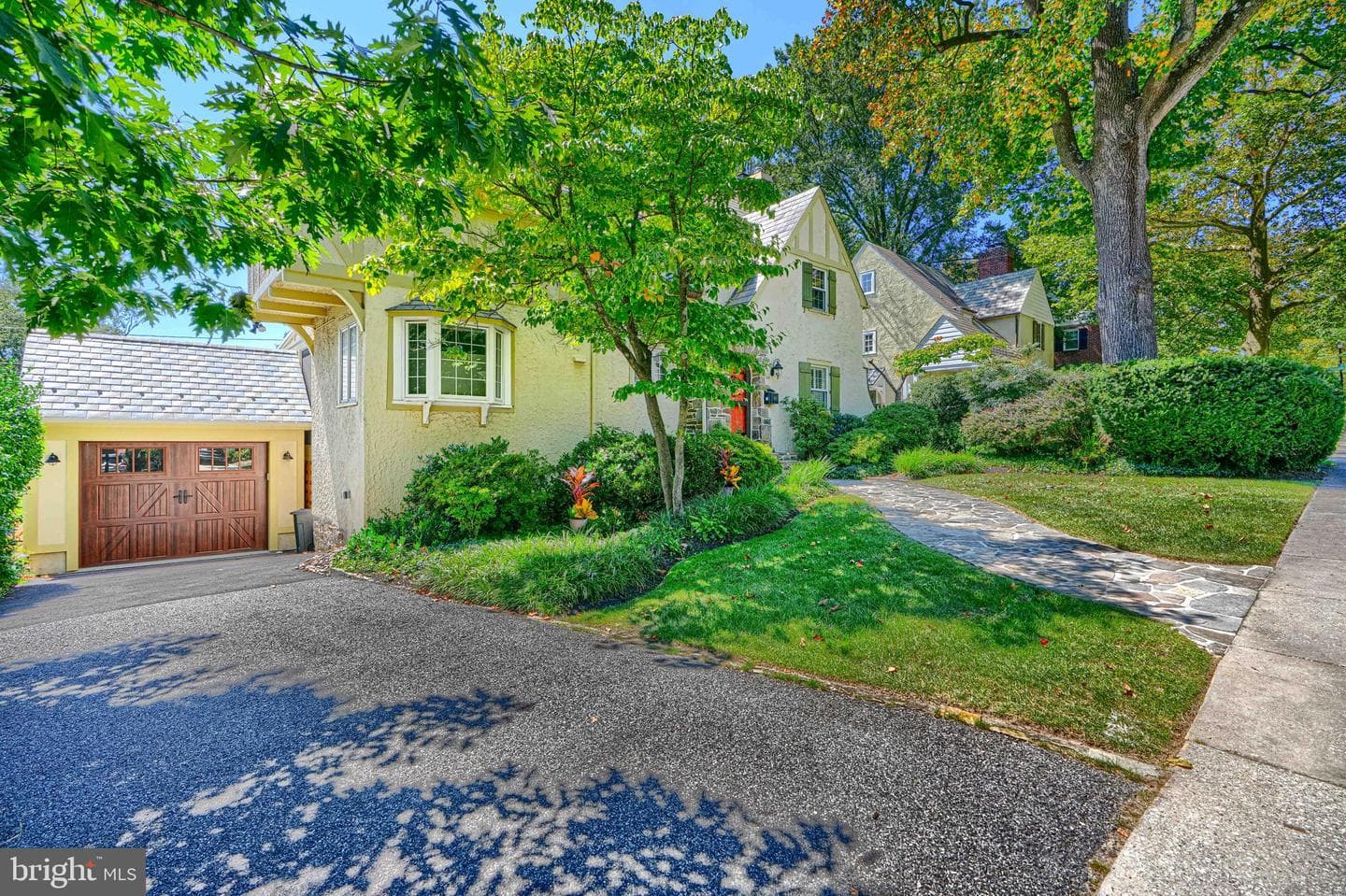 905 Kingston Road photo 2