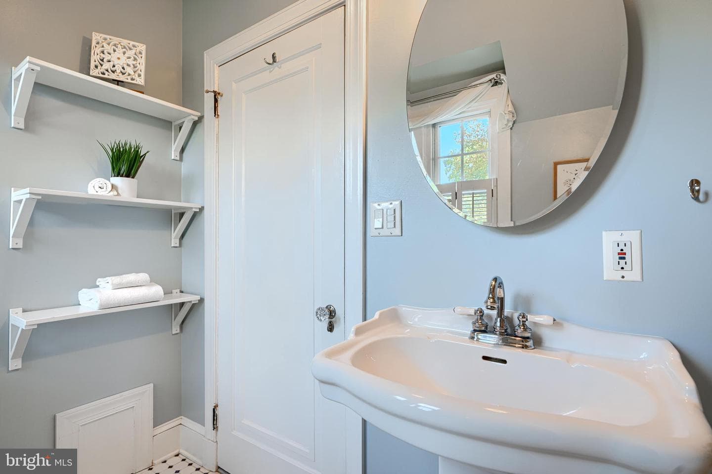 905 Kingston Road photo 35