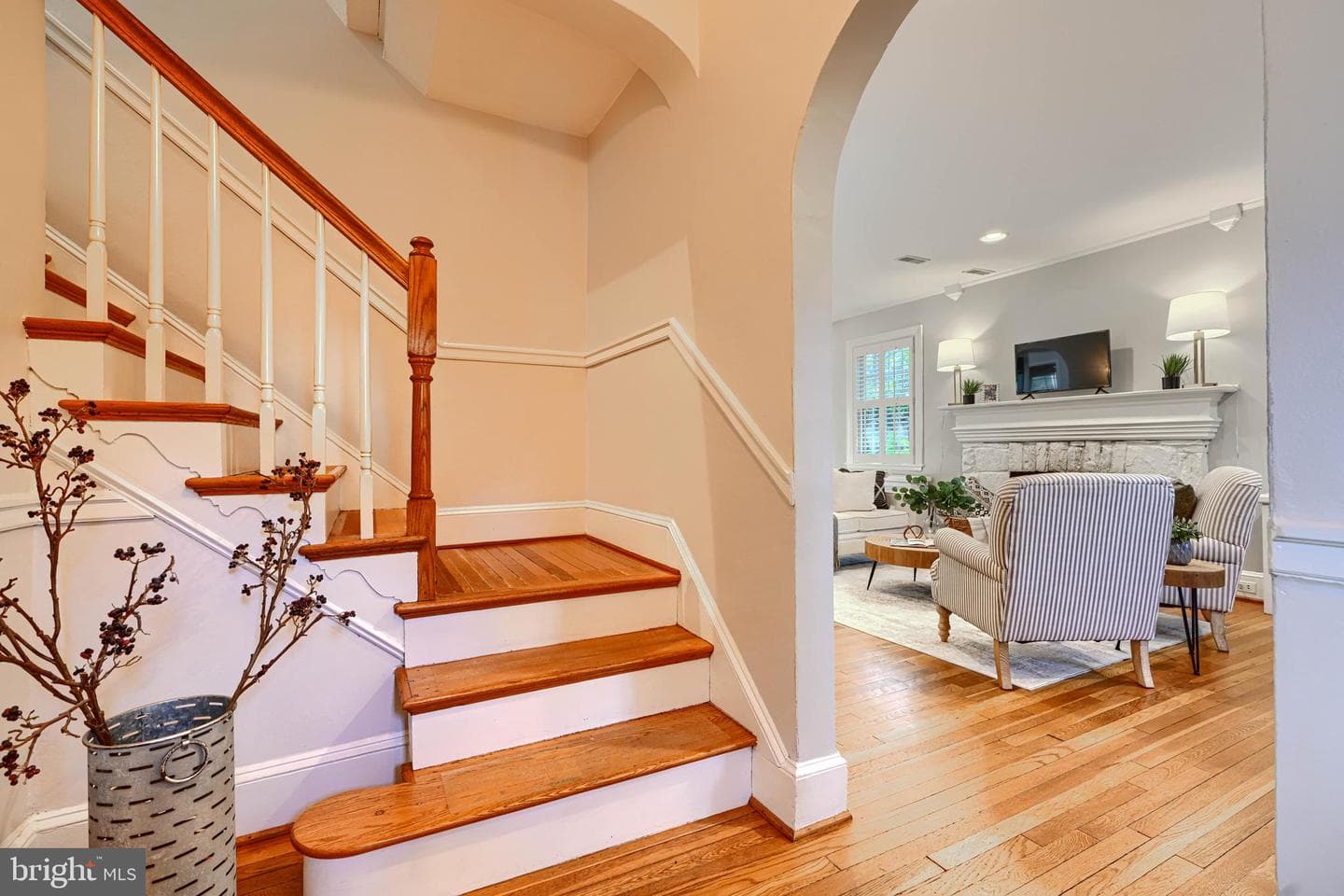 905 Kingston Road photo 4