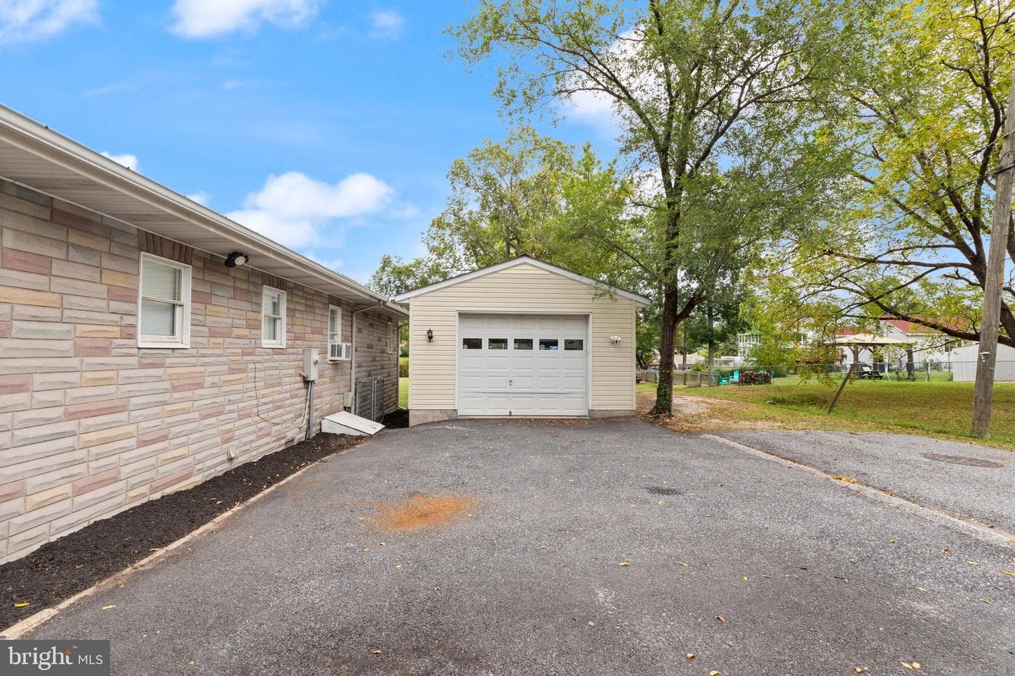 2424 Suncrest photo 3