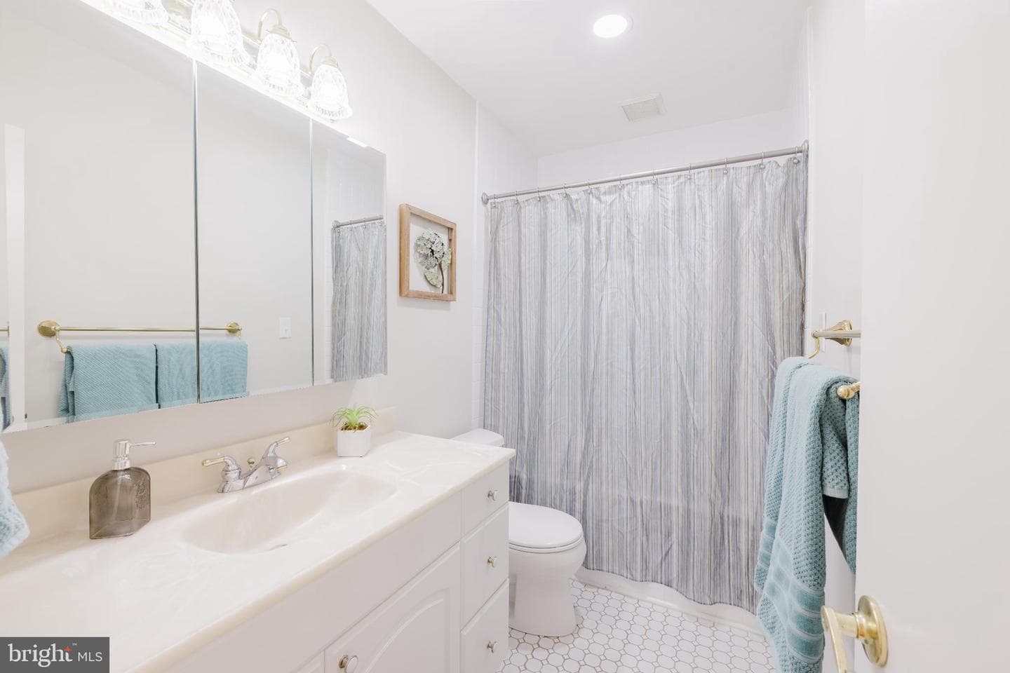 201 Chantrey Road photo 16