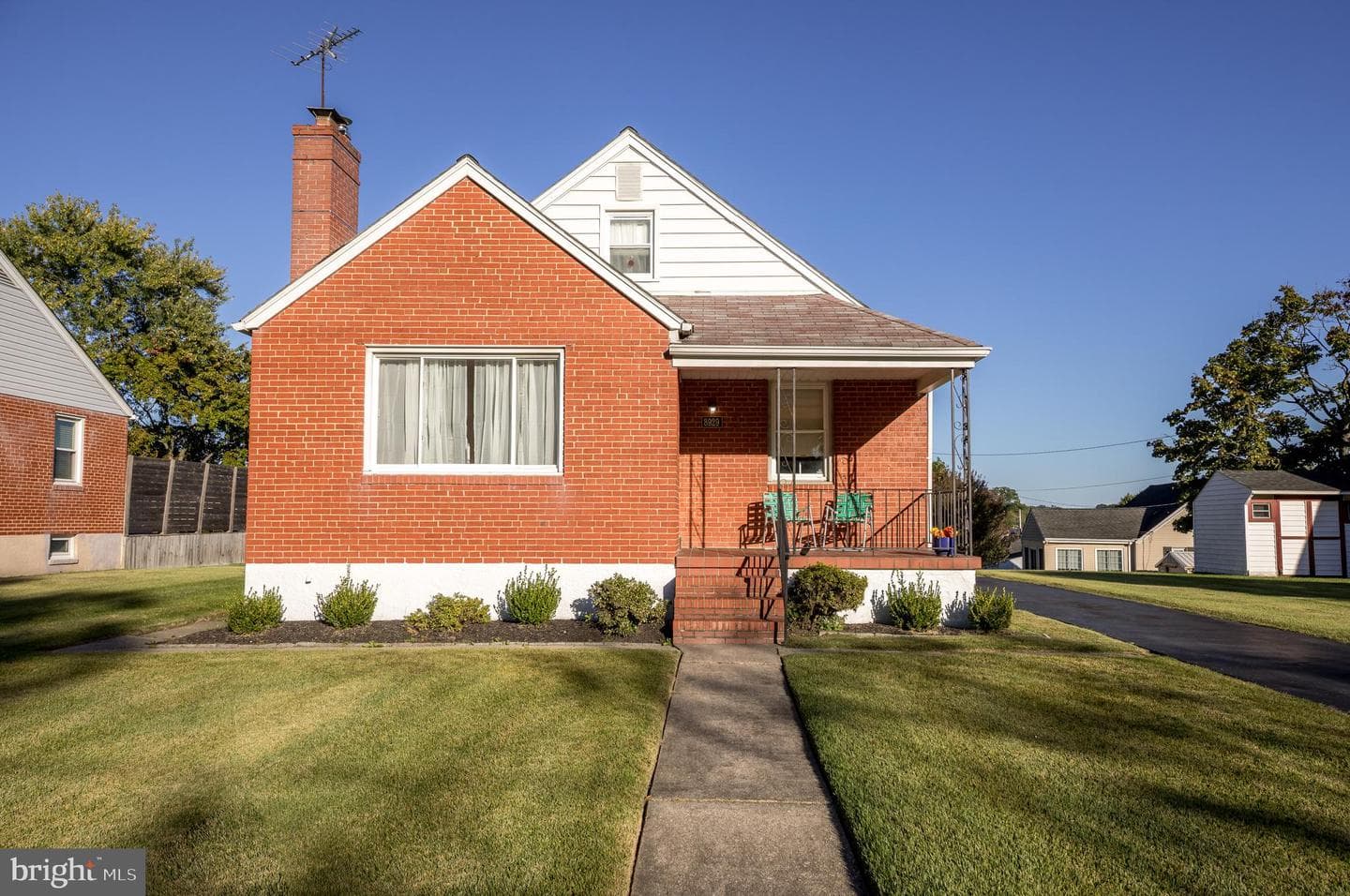 8929 Yvonne Avenue photo 1