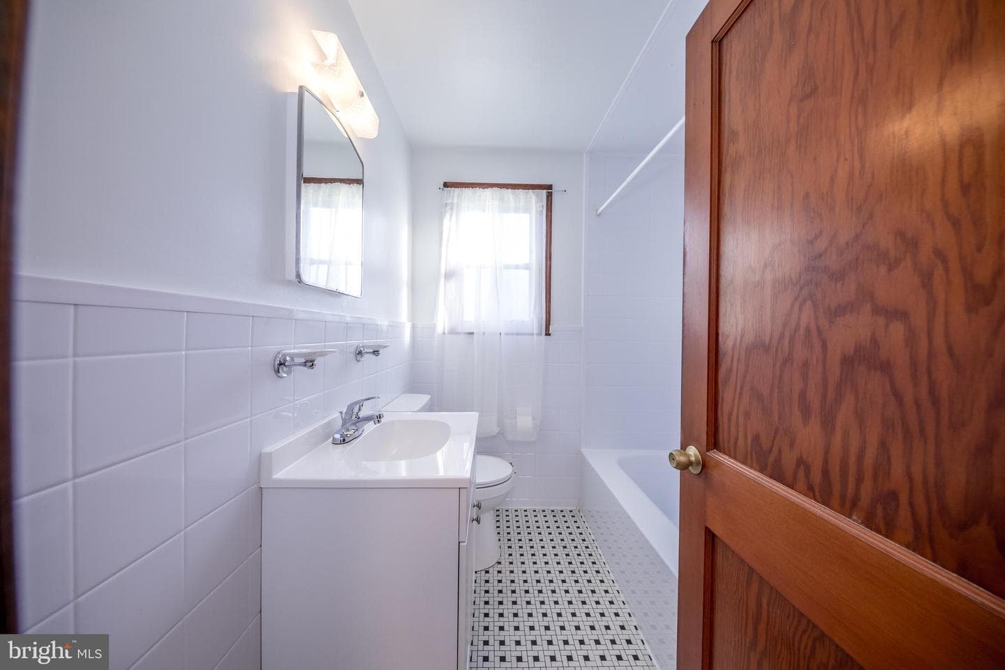 8929 Yvonne Avenue photo 15