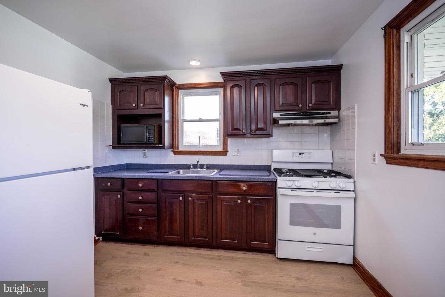 8929 Yvonne Avenue photo 22