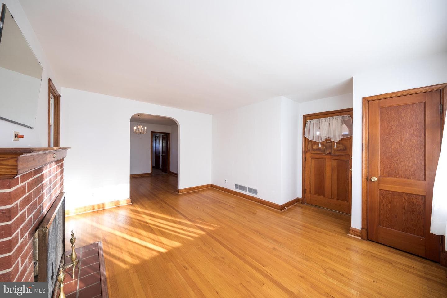 8929 Yvonne Avenue photo 8