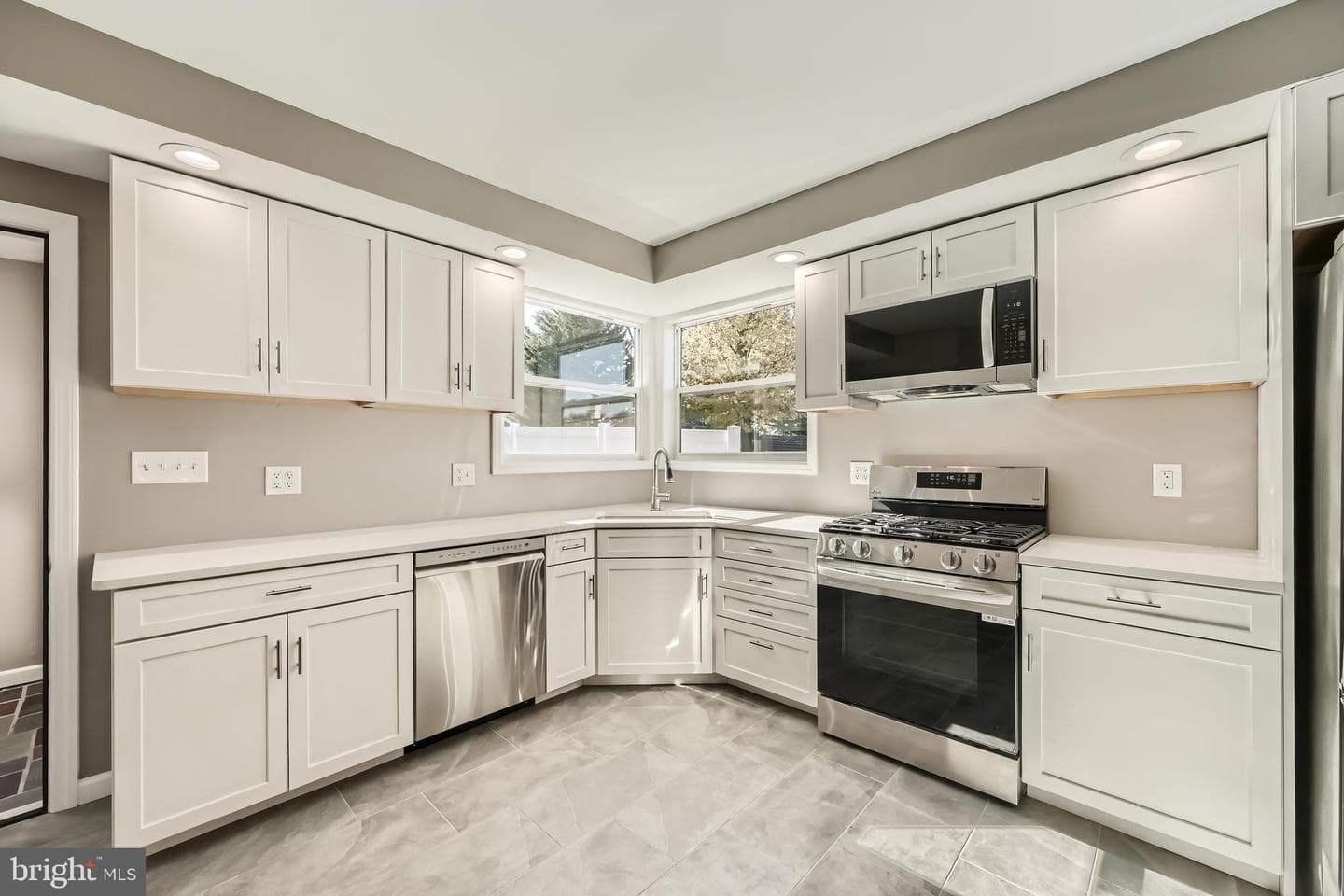 307 Montrose Avenue photo 10
