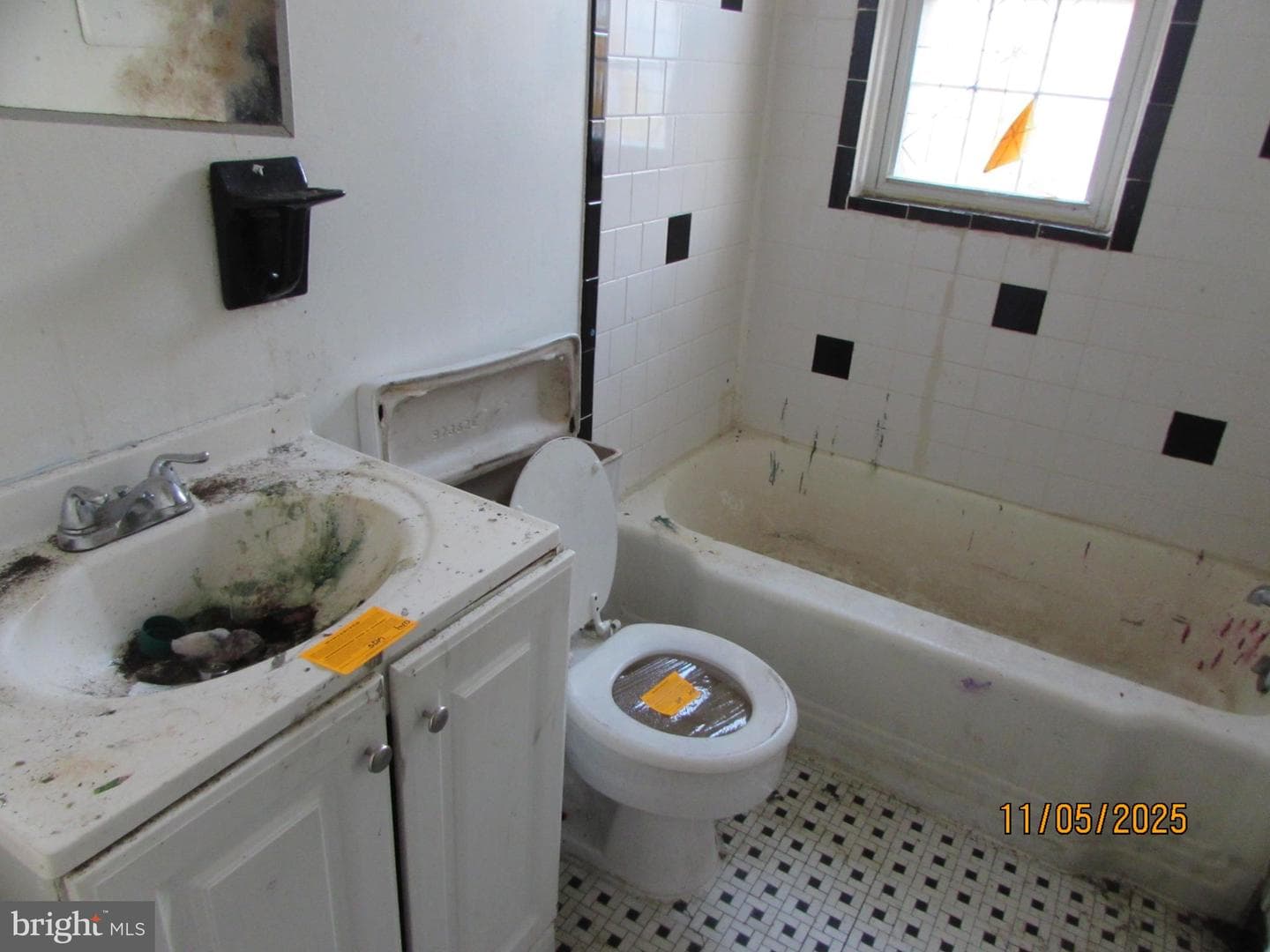 1191 Granville photo 18