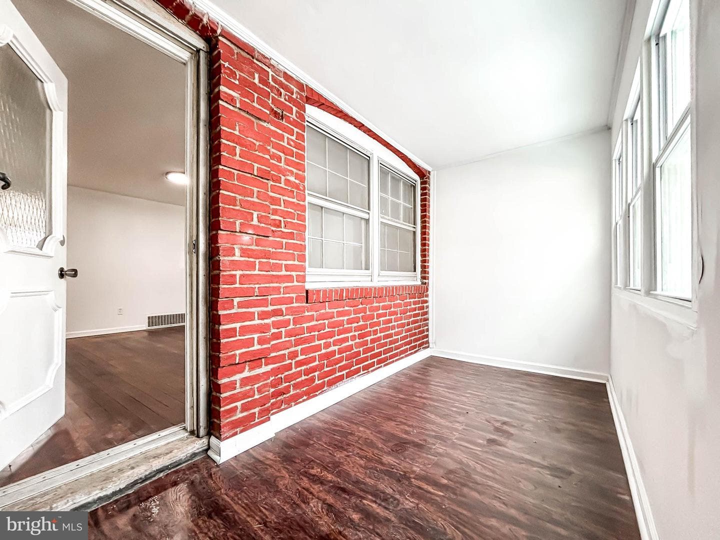 414 Avondale Road photo 8