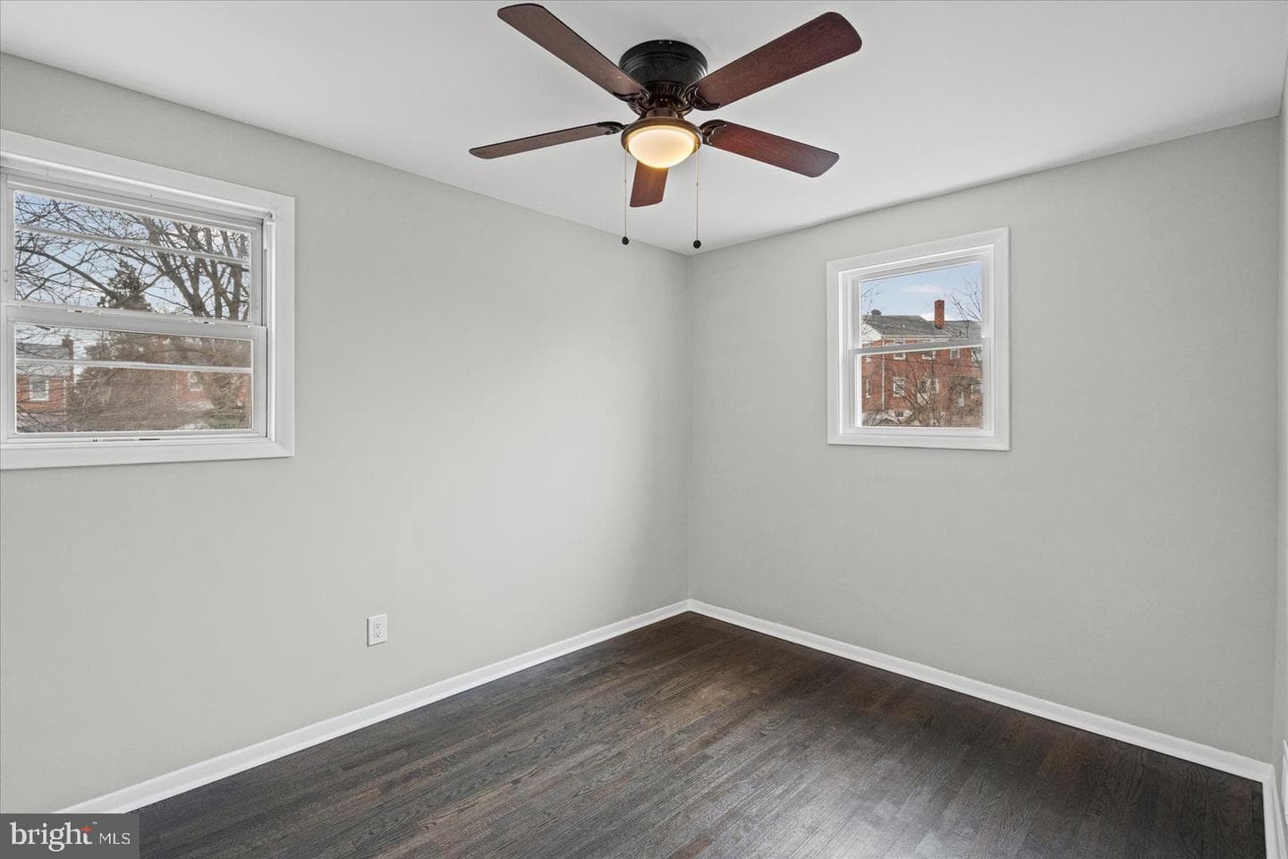 306 Capitol Court photo 22