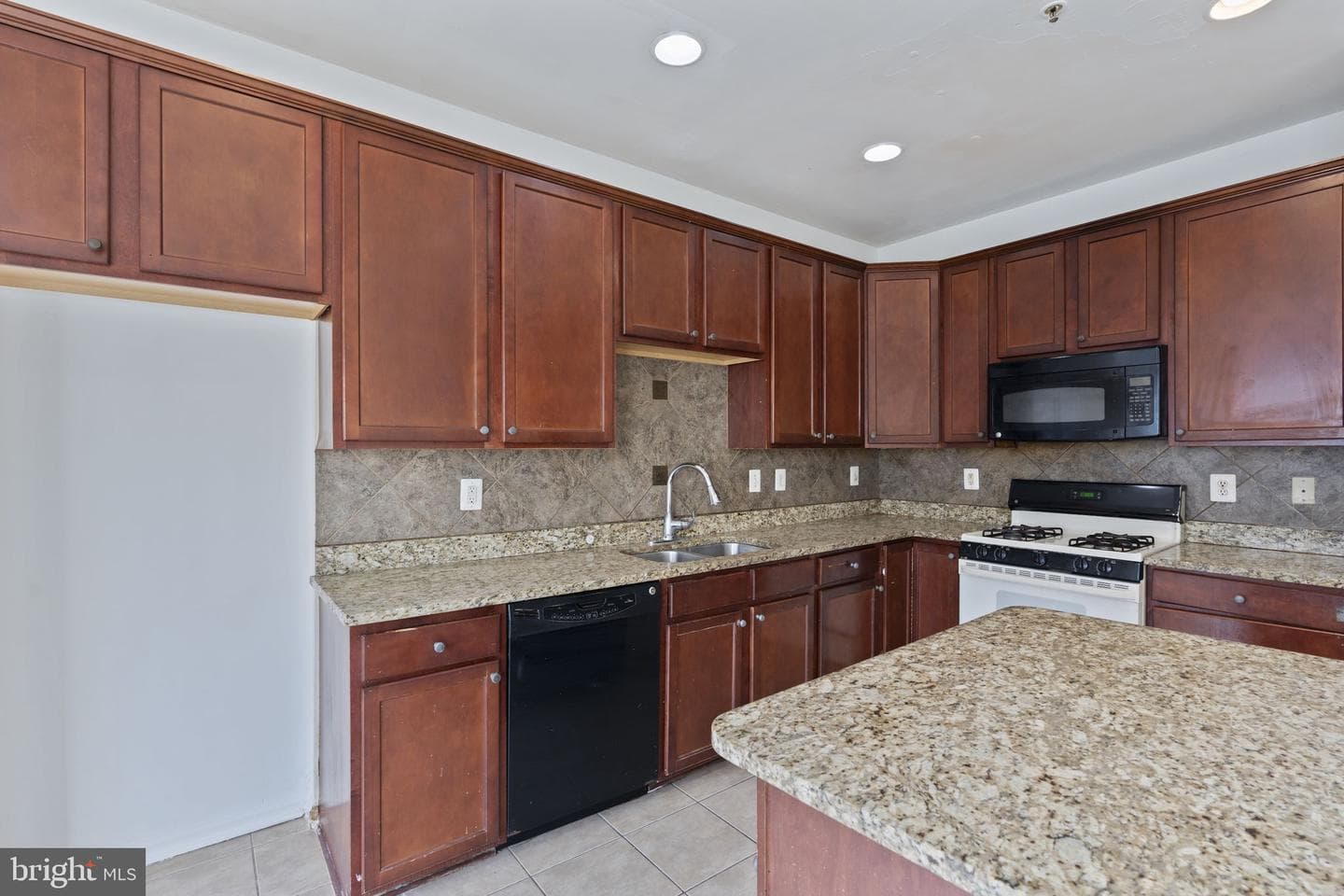 811 Middle River Road photo 15