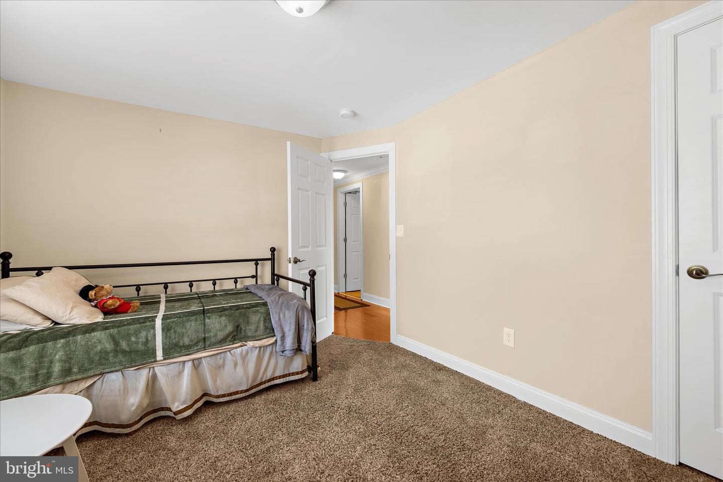 611 Bond Avenue photo 27