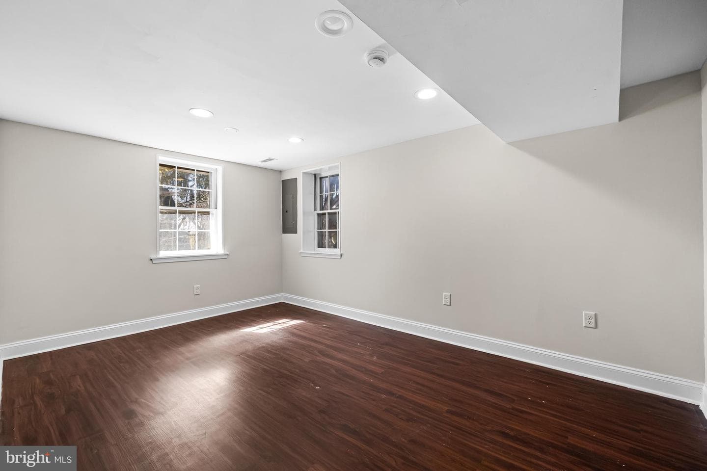 223 Bond Avenue photo 25