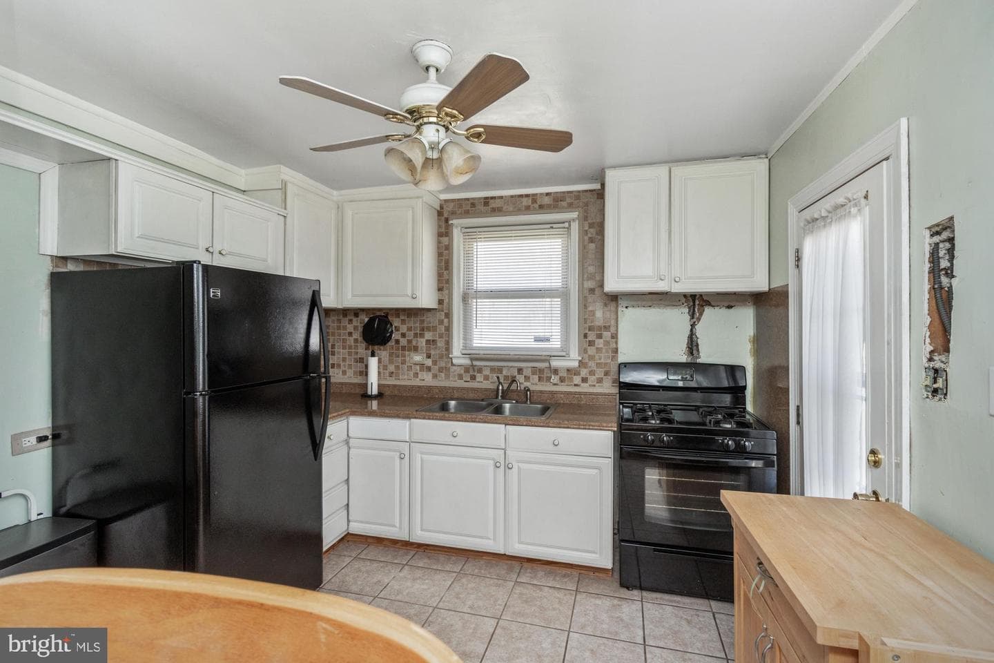 918 Renfrew Street photo 17