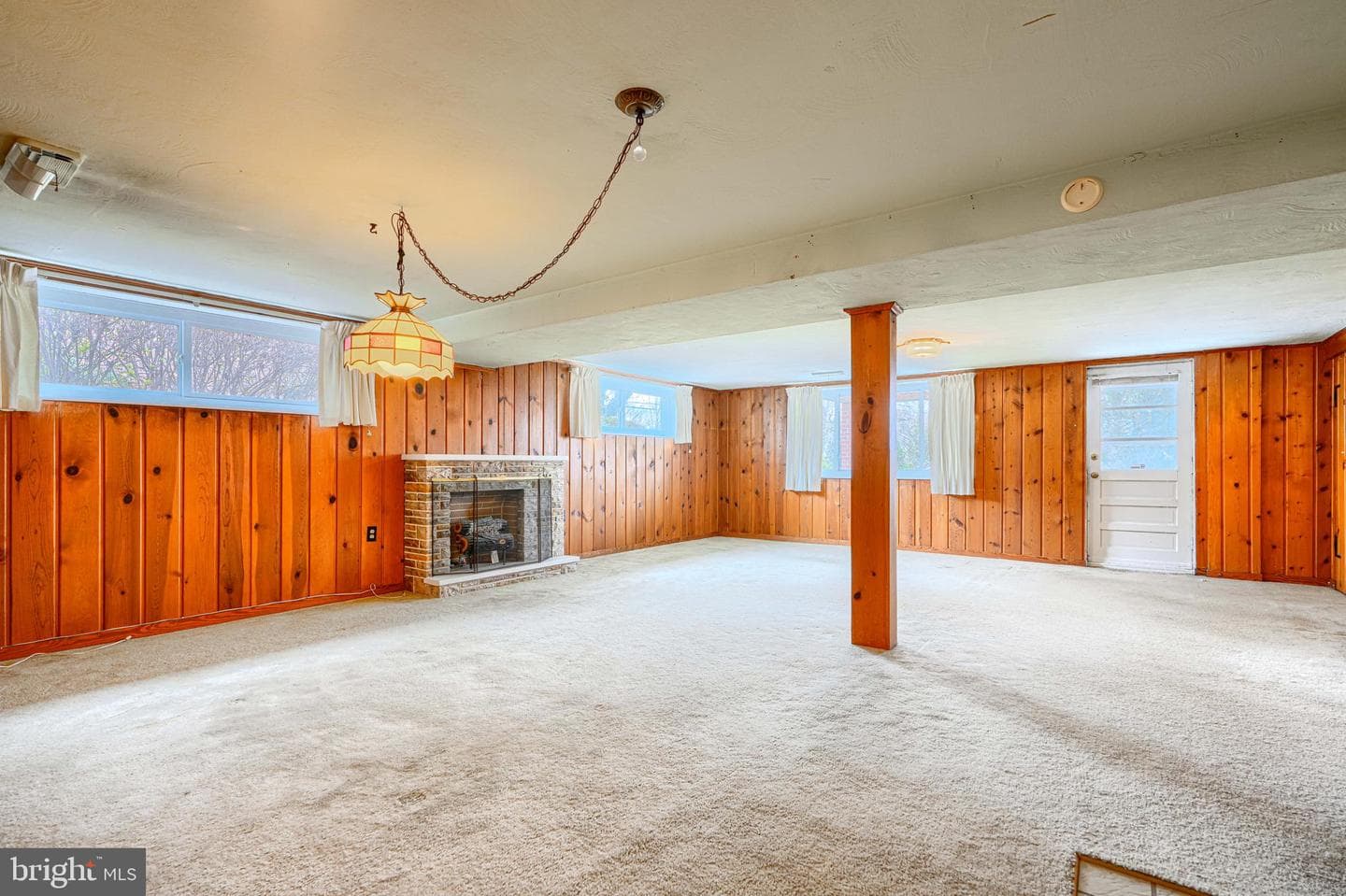 211 Rothwell Drive photo 23