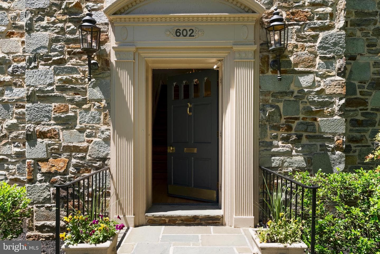 602 Stoneleigh Road photo 2