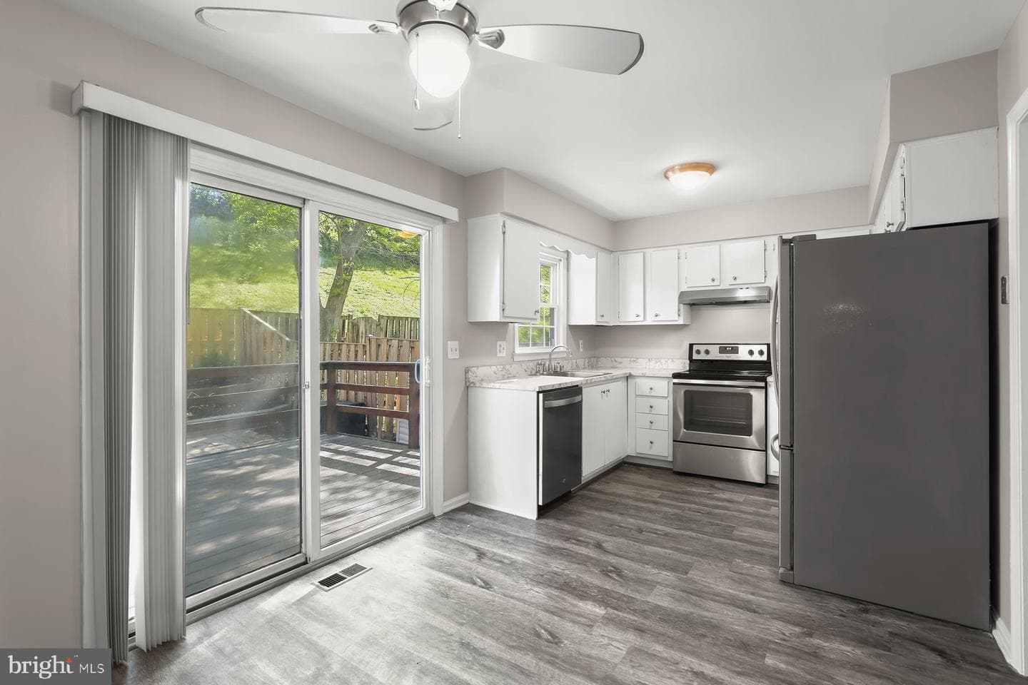 5827 Richardson Mews Square photo 8