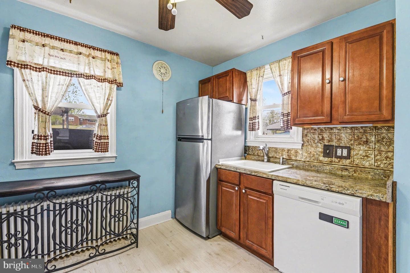 2939 Manns Avenue photo 10