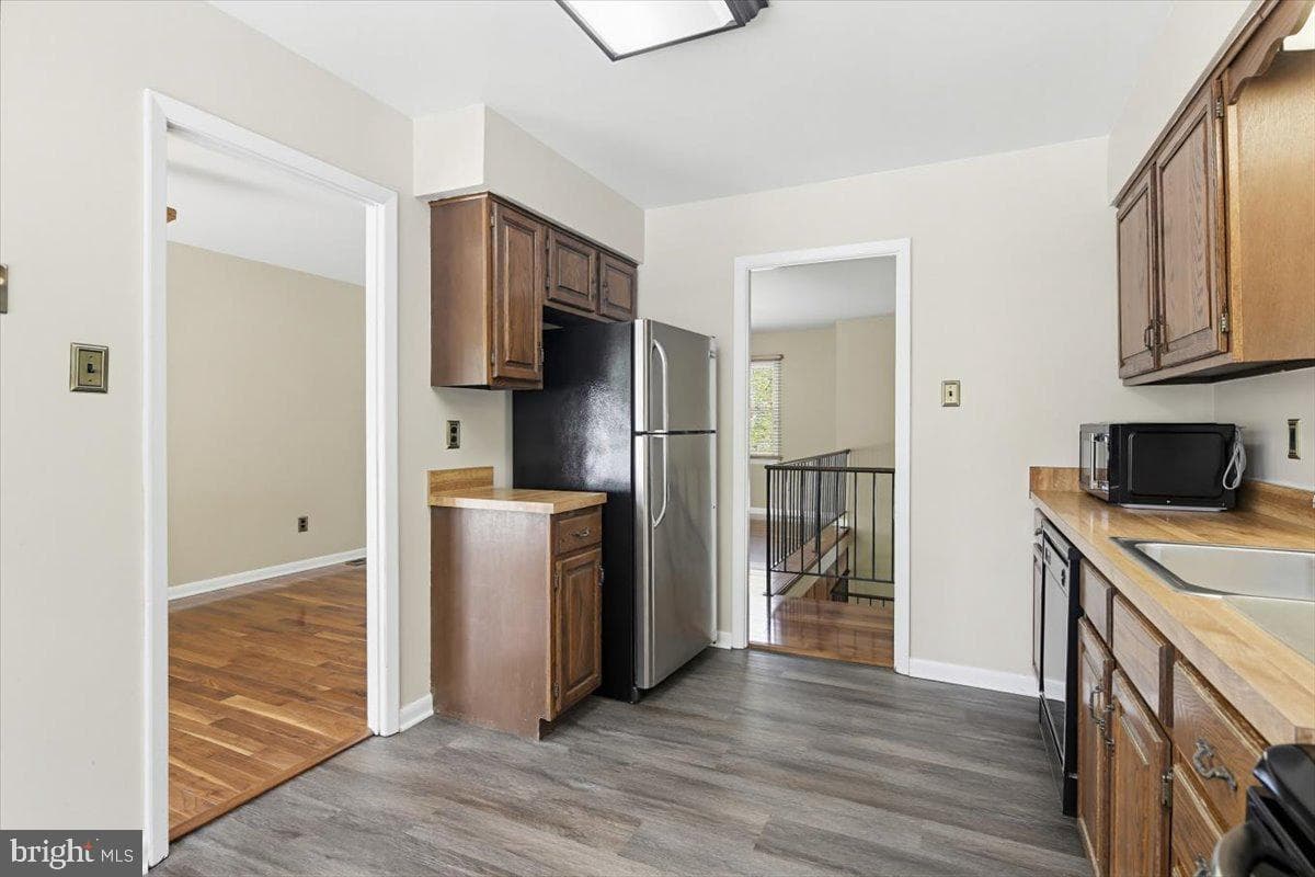 6807 Upper Mills Circle photo 12