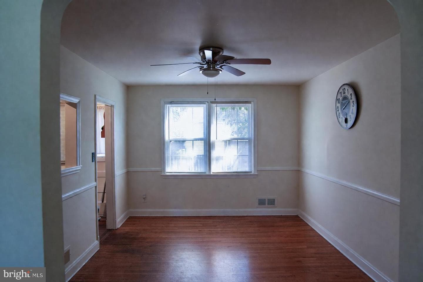221 E Medwick Garth photo 7