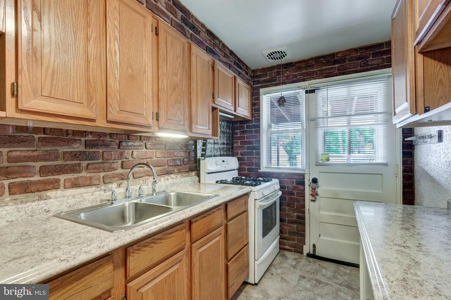 729 Aldworth Rd photo 12