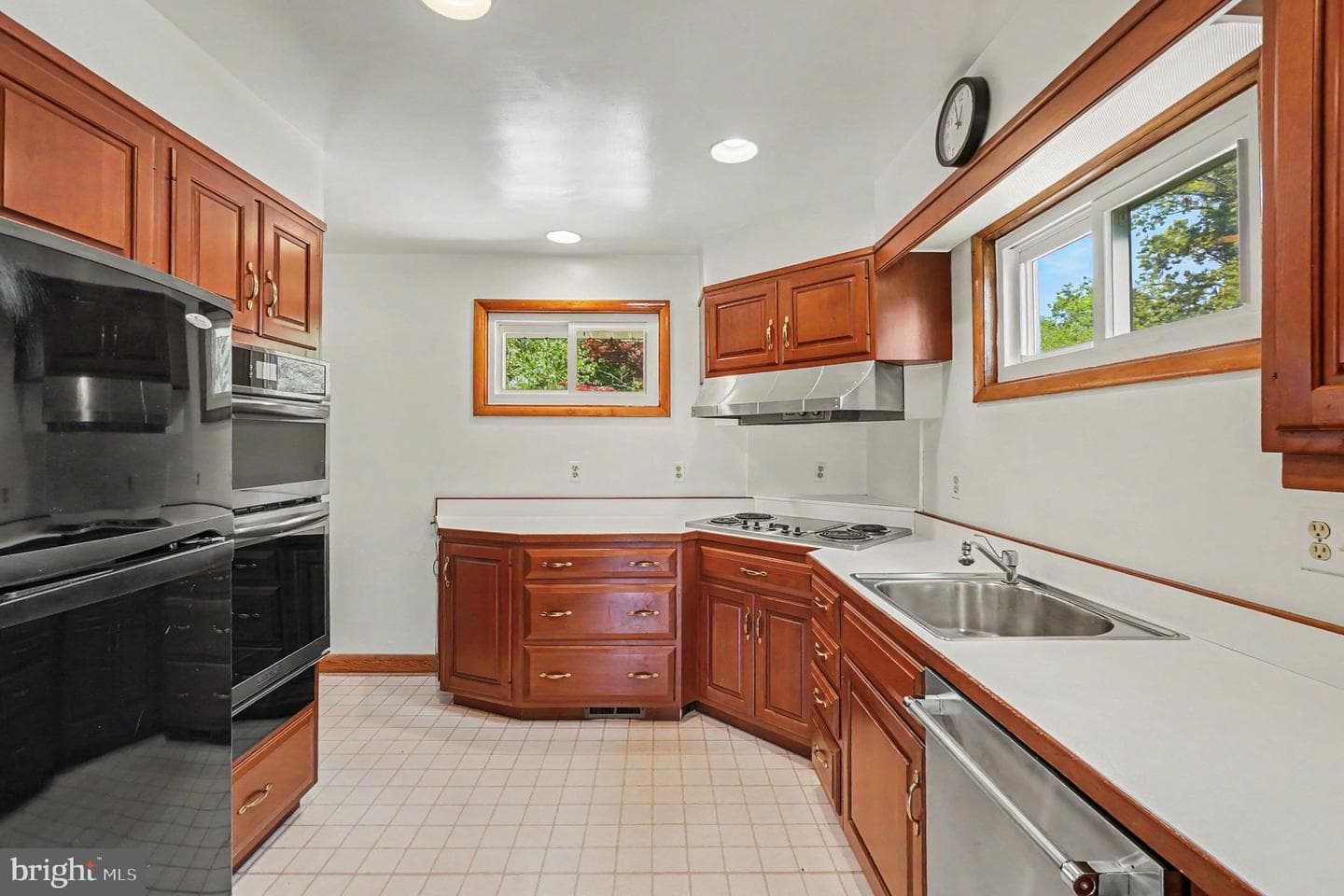 9204 Snyder Lane photo 9