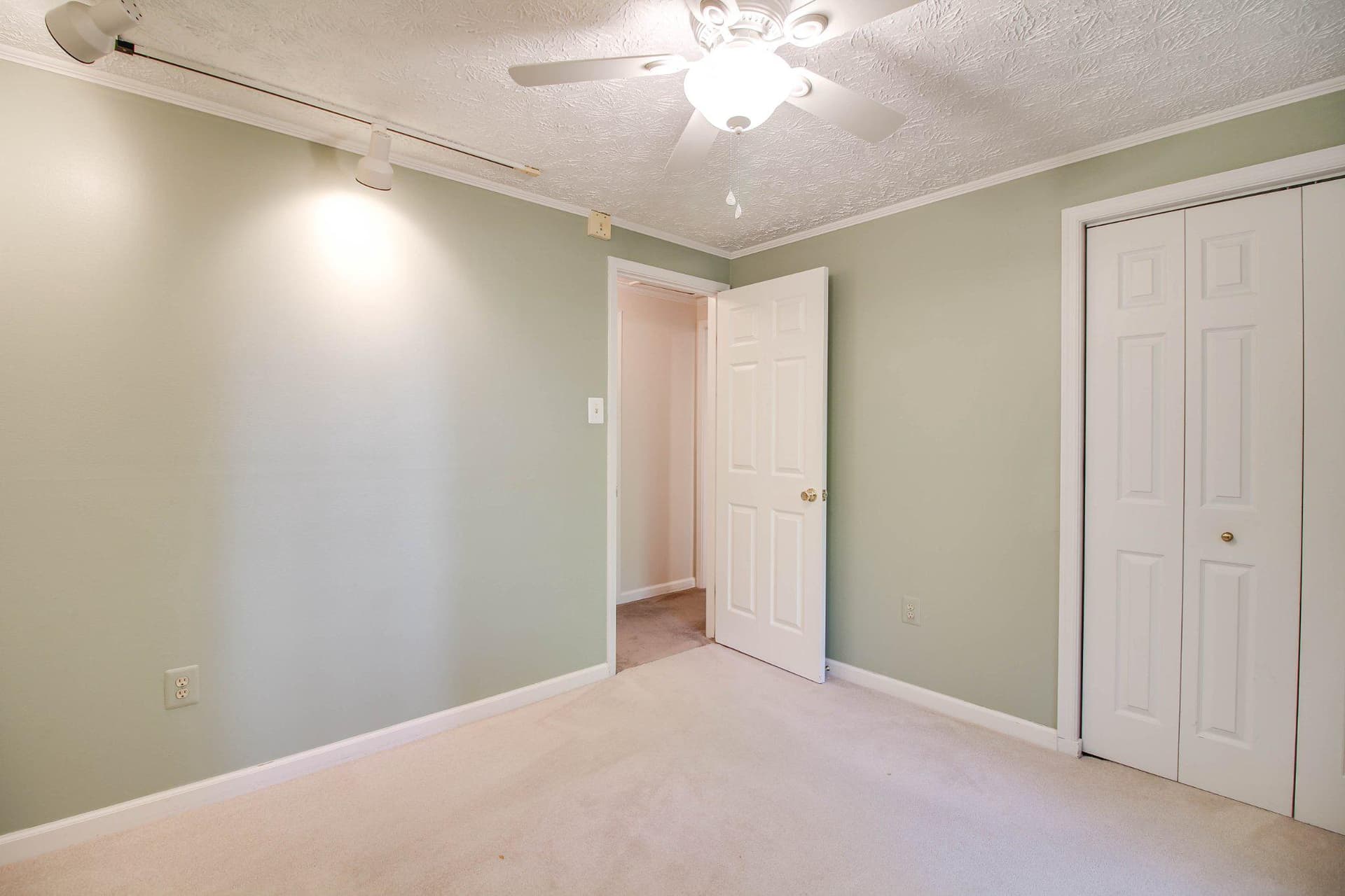 1010 Hilton Avenue photo 21